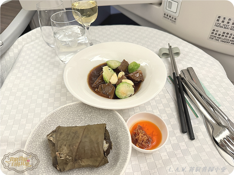 [長榮航空商務艙飛機餐-YYZ多倫多皮爾遜機場]飛機餐居然有龍蝦鮑魚+興波咖啡跟過夜包大公開。 @貧窮貴婦小愛的吃喝玩樂育兒日記