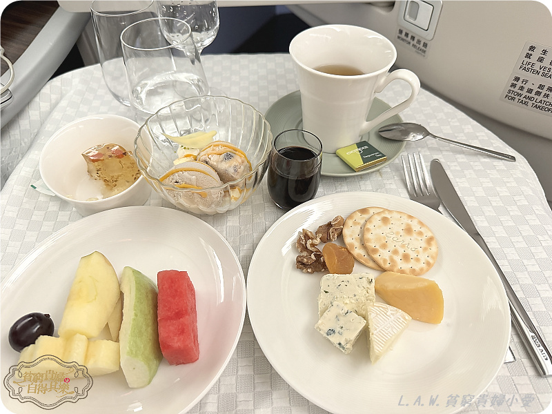 [長榮航空商務艙飛機餐-YYZ多倫多皮爾遜機場]飛機餐居然有龍蝦鮑魚+興波咖啡跟過夜包大公開。 @貧窮貴婦小愛的吃喝玩樂育兒日記