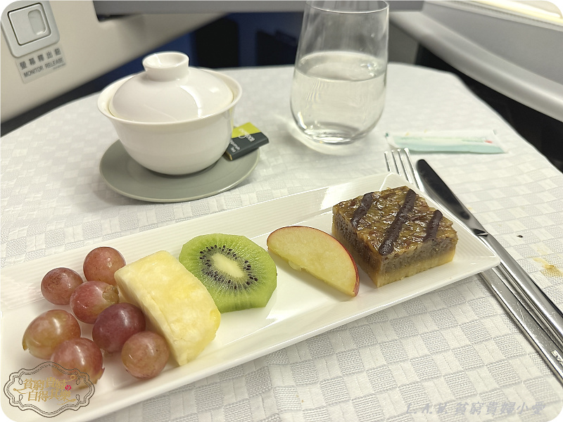 [長榮航空商務艙飛機餐-YYZ多倫多皮爾遜機場]飛機餐居然有龍蝦鮑魚+興波咖啡跟過夜包大公開。 @貧窮貴婦小愛的吃喝玩樂育兒日記