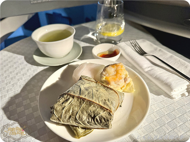 [長榮航空商務艙飛機餐-YYZ多倫多皮爾遜機場]飛機餐居然有龍蝦鮑魚+興波咖啡跟過夜包大公開。 @貧窮貴婦小愛的吃喝玩樂育兒日記