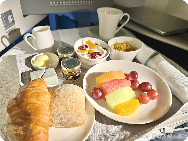 [長榮航空商務艙飛機餐-YYZ多倫多皮爾遜機場]飛機餐居然有龍蝦鮑魚+興波咖啡跟過夜包大公開。 @貧窮貴婦小愛的吃喝玩樂育兒日記