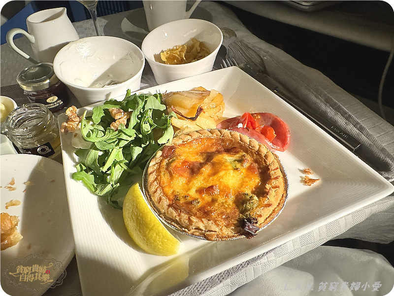 [長榮航空商務艙飛機餐-YYZ多倫多皮爾遜機場]飛機餐居然有龍蝦鮑魚+興波咖啡跟過夜包大公開。 @貧窮貴婦小愛的吃喝玩樂育兒日記