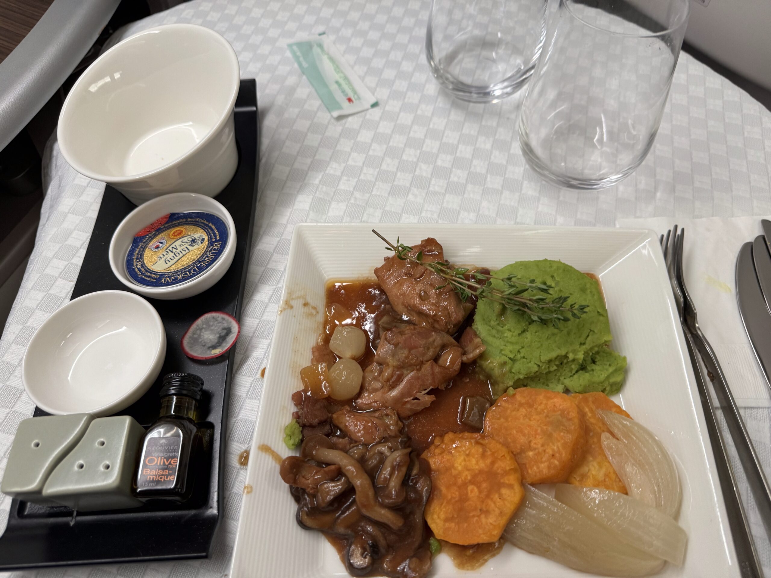 [長榮航空商務艙飛機餐-YYZ多倫多皮爾遜機場]飛機餐居然有龍蝦鮑魚+興波咖啡跟過夜包大公開。 @貧窮貴婦小愛的吃喝玩樂育兒日記