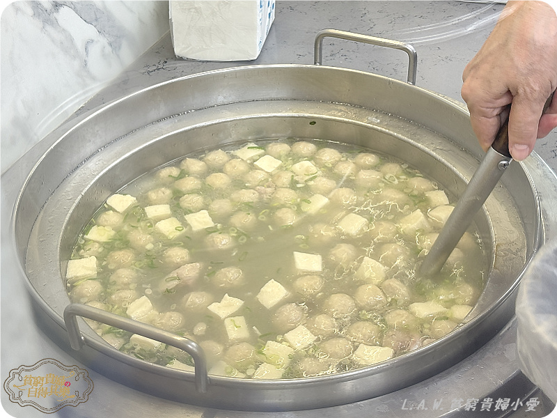 [中壢美食]上野烤肉飯~超人氣便當店。超多料的免費湯，好吃菜脯任你裝。 @貧窮貴婦小愛的吃喝玩樂育兒日記