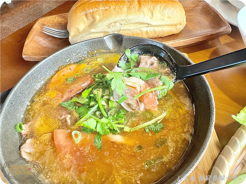 [中壢美食]1981cafe。搭火車就出國，北越河內美食+復古咖啡廳氛圍。 @貧窮貴婦小愛的吃喝玩樂育兒日記