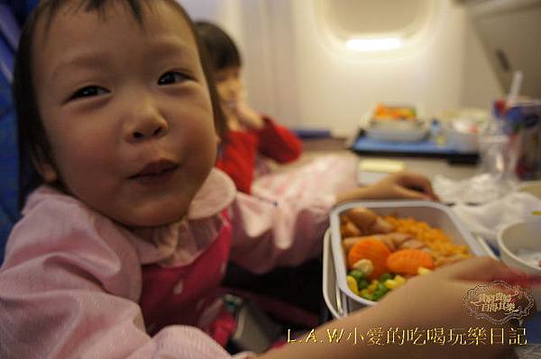 [國泰航空飛機餐@KIX大阪關西機場]兒童餐+正常餐 @貧窮貴婦小愛的吃喝玩樂育兒日記
