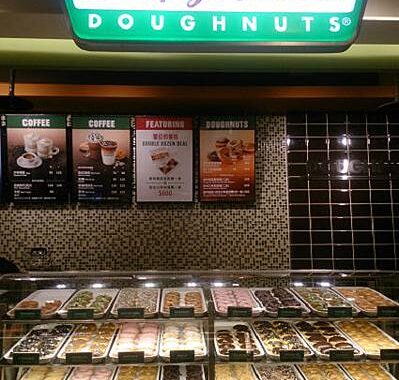 [板橋車站甜點]Krispy Kreme/美國人氣甜甜圈進駐板橋車站。有座位區，可以坐下來喝個下午茶。 @貧窮貴婦小愛的吃喝玩樂育兒日記
