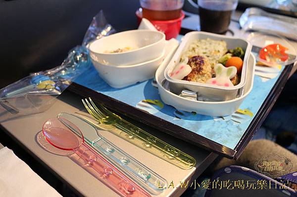 [國泰航空飛機餐@東京成田機場]兒童餐+水果特別餐Mar.2015 @貧窮貴婦小愛的吃喝玩樂育兒日記